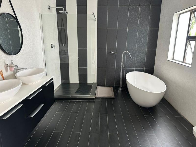 5 Bedroom Property for Sale in Golf View North West